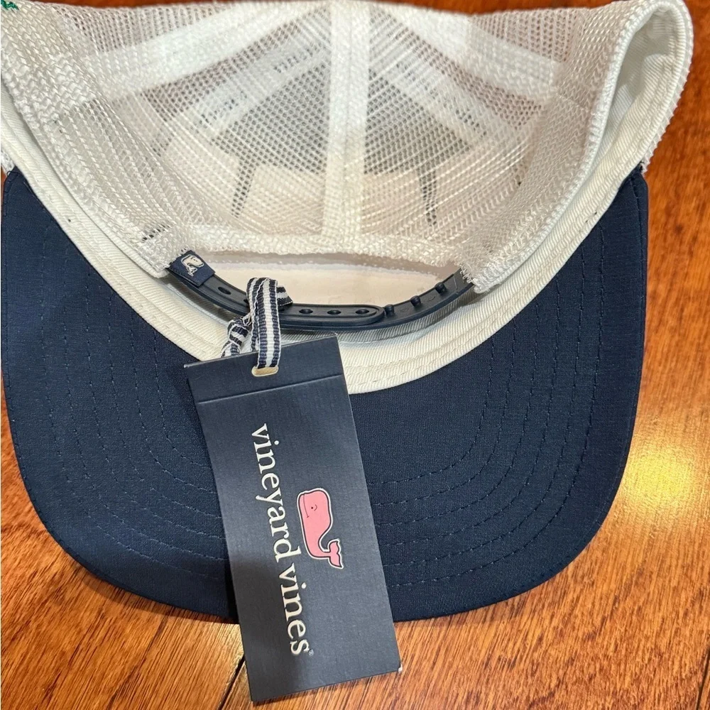 Vineyard vines NWT Performance Whale Dot Trucker Hat Avalon